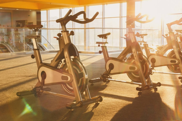 Modern bir spor salonu iç donanımları, fitness egzersiz bisikleti ile - Fotoğraf, Görsel