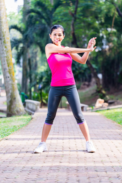 Asijské žena v fitness cvičení - Fotografie, Obrázek