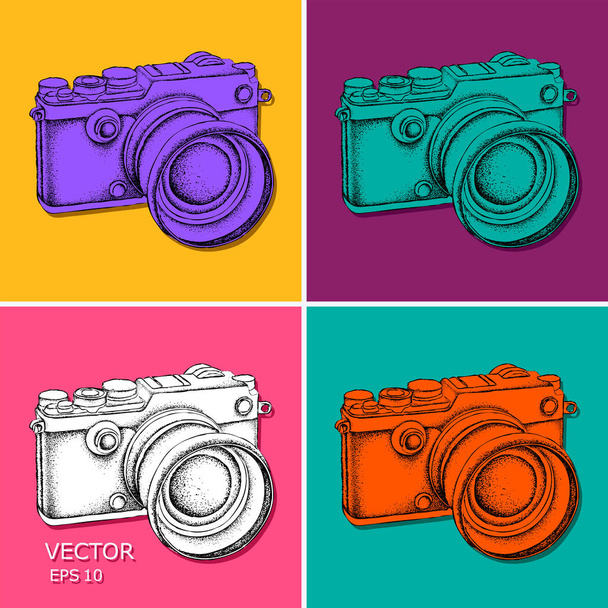 Hand-drawn vintage camera. Pop art style vector illustration. - Vector, imagen