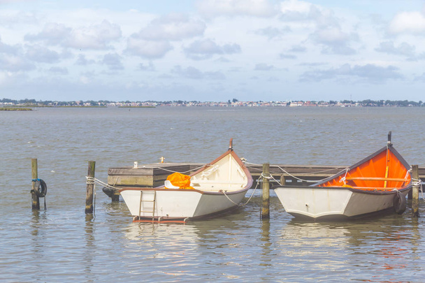 Barcos ancorados no lago Lagoa do Patos
 - Foto, Imagem