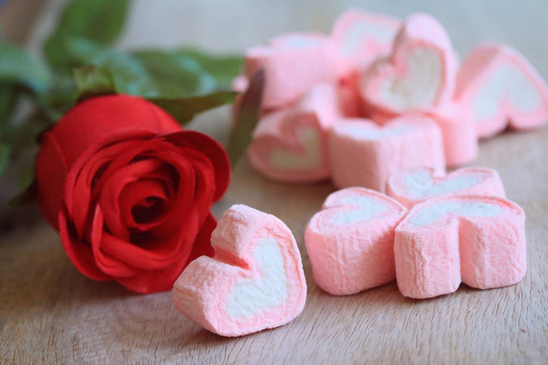 marshmallows com rosas artificiais
 - Foto, Imagem