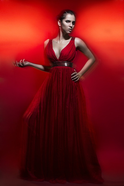 όμορφη καυτή μελαχρινή γυναίκα στην αγάπη με κόκκινο φόρεμα στο κόκκινο - Φωτογραφία, εικόνα