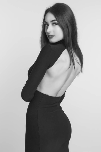 siyah-beyaz uzun siyah elbiseli bir kız fotoğrafı - Fotoğraf, Görsel