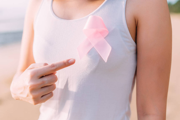 Medicina y concepto de cáncer de mama, Mujer con cáncer rosa ribbo
 - Foto, imagen