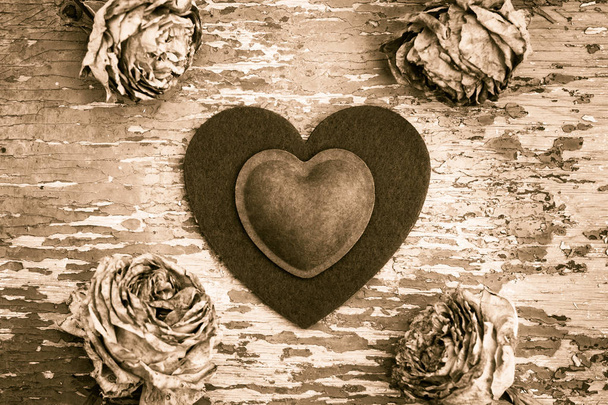 Композиция в стиле ретро с войлочным сердцем и выцветшими розами
 - Фото, изображение