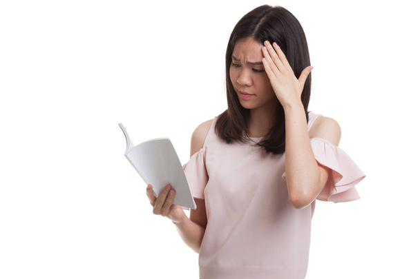 Dama młody azjatycki biznes dostał ból głowy read książki. - Zdjęcie, obraz