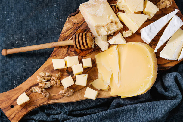 Assortment of cheese on wooden board - Foto, Imagem