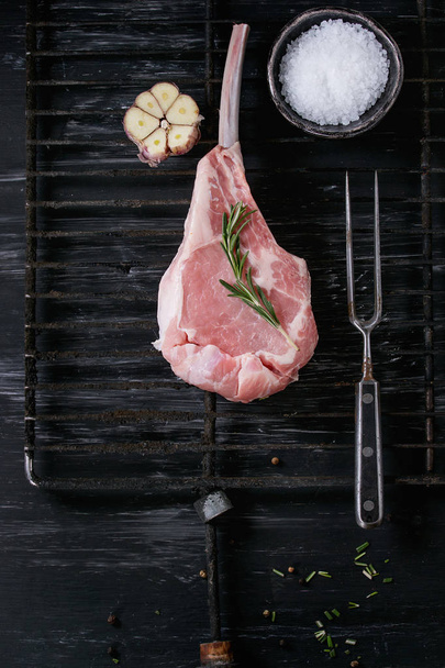 Raw Veal tomahawk steak - Foto, immagini