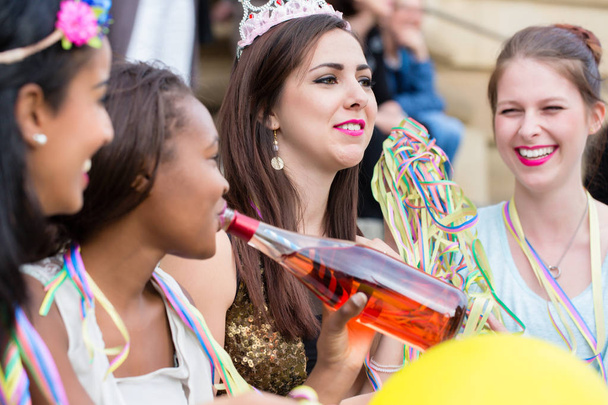 İçki bachelorette üzerinde yiyorsunuz kızlar parti - Fotoğraf, Görsel