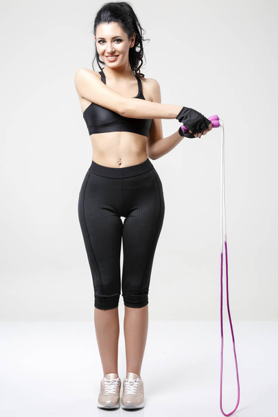 Deportes hermosa mujer con cuerda
 - Foto, Imagen
