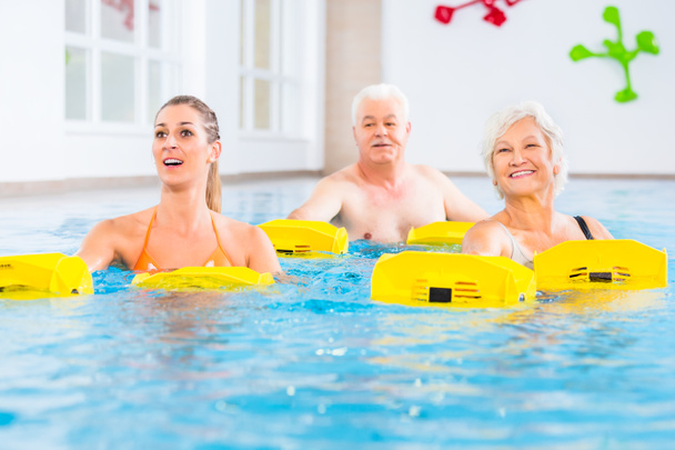 Anziani e giovani in ginnastica acquatica
 - Foto, immagini