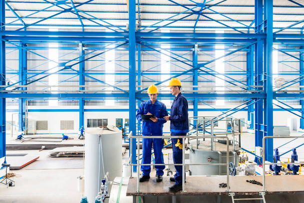 Εργαζόμενοι σε μεγάλες Μηχανουργεία και Ηλεκτρομηχανουργεία τον έλεγχο της εργασίας - Φωτογραφία, εικόνα