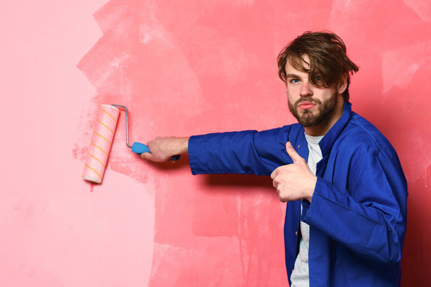 builder man holding paint roller - Fotoğraf, Görsel