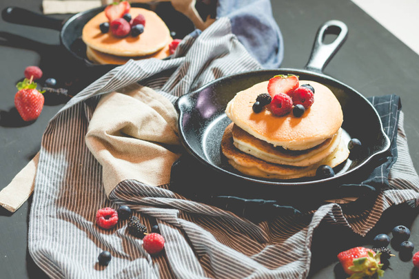 Pfannkuchen mit frischem Obst und Beeren auf Pfanne - Foto, Bild