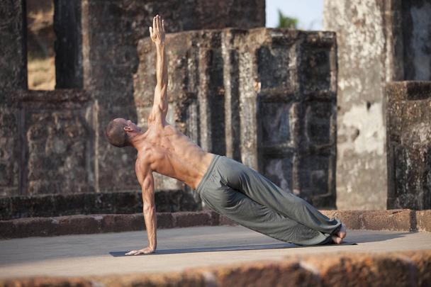 Jeune homme fait du yoga
. - Photo, image