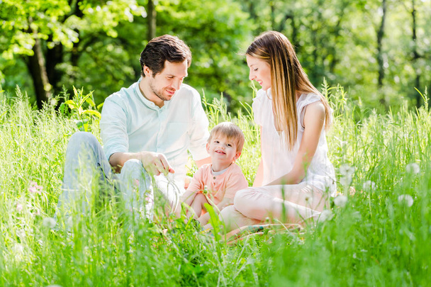 草原の息子と家族  - 写真・画像