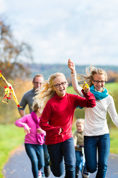 Familie unternimmt Spaziergang im Herbstwald - Foto, Bild
