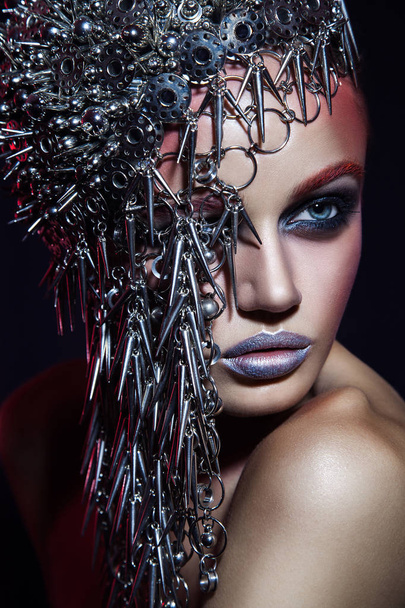 modèle de beauté de mode avec coiffure métallique et maquillage rouge argenté brillant et yeux bleus et sourcils rouges sur fond noir
 - Photo, image