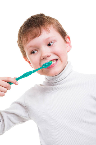 Niño pequeño cepillándose los dientes - Foto, imagen