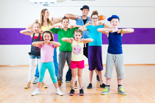 Profesora de danza y niños en clase de fitness
  - Foto, Imagen