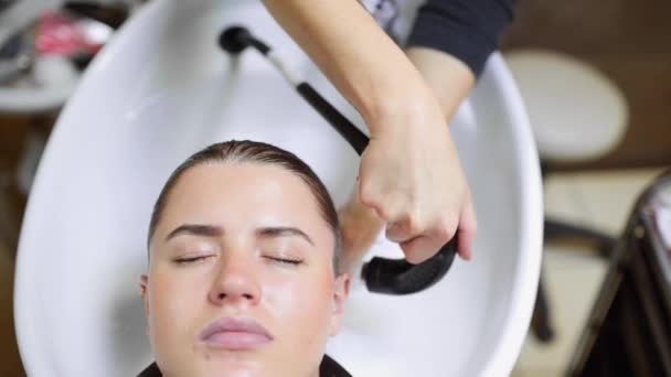 Κομμωτήριο γυναικείο μαλλιά πλύσεις μετά χρωματισμός, υγιή μάσκα για τα μαλλιά, περιποίηση ομορφιάς, γυναίκα στο spa σαλόνι ομορφιάς και σπα - Πλάνα, βίντεο