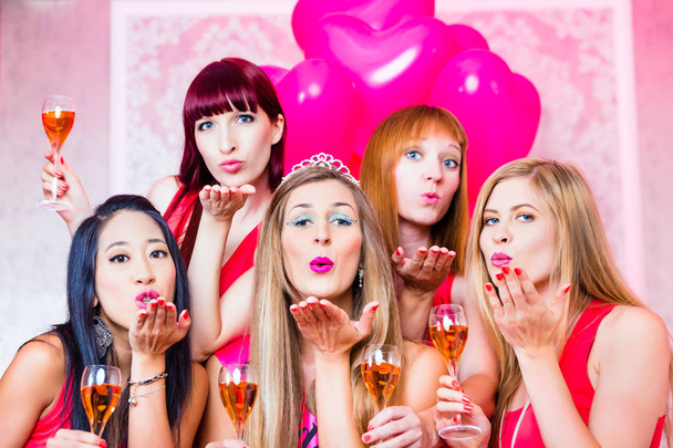 Ženy mají bachelorette party v nočním klubu - Fotografie, Obrázek