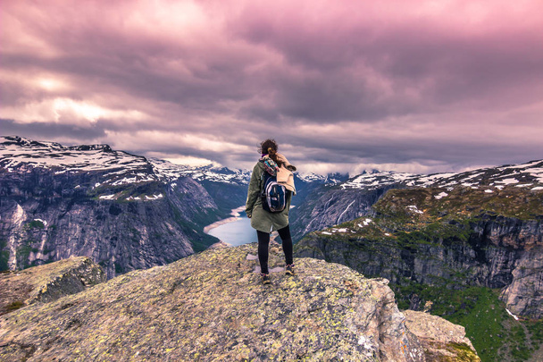22 июля 2015 г.: Путешественник на краю Тролльтунги, Норвегия
 - Фото, изображение