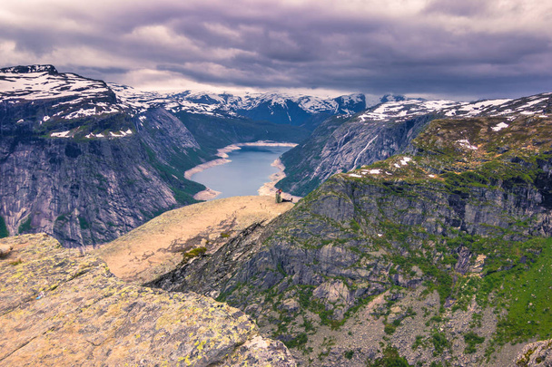 22 de julio de 2015: Viajero al borde de Trolltunga, Noruega (CONTENIDO EDITORIAL SOLAMENTE
) - Foto, imagen