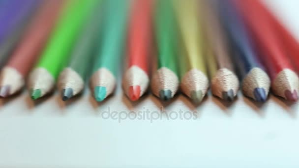 beyaz masada renkli kalemler - Video, Çekim