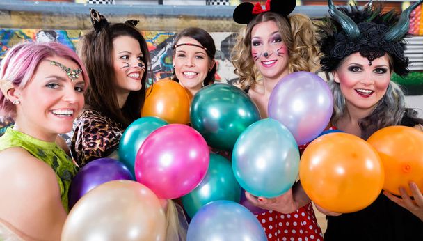 Frauengruppe beim Rosenmontagszug macht Party mit Luftballons  - Foto, Bild