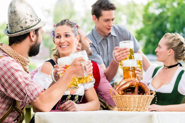Amigos en el jardín de cerveza bávaro
 - Foto, imagen