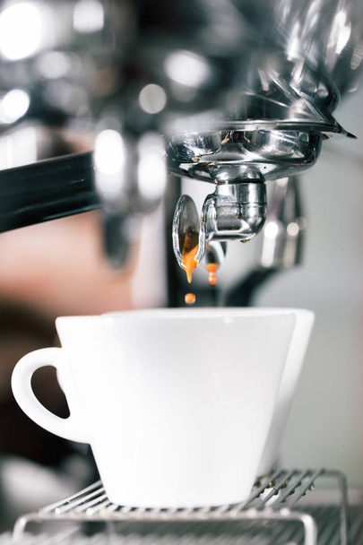 Barista bereitet Kaffee mit Portafiltermaschine zu - Foto, Bild