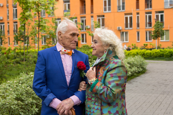Elegant gekleidetes älteres Paar geht ins Freie - Foto, Bild