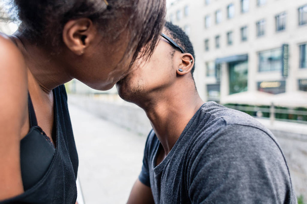 Giovane coppia baciare all'aperto - Foto, immagini
