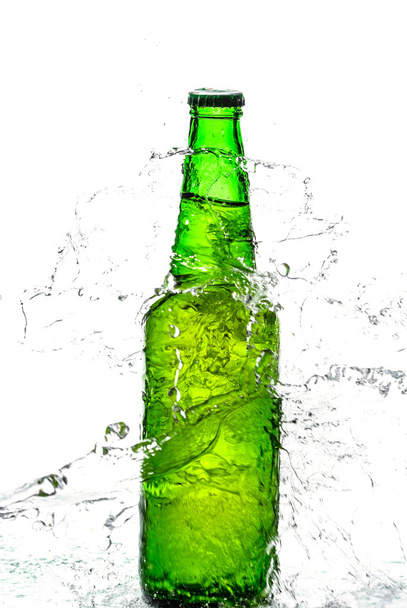 Bottiglia di birra con spruzzi d'acqua
 - Foto, immagini