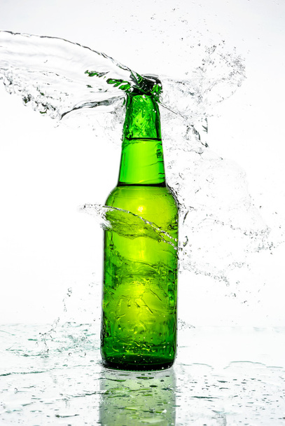 μπουκάλι μπύρας με water splash - Φωτογραφία, εικόνα