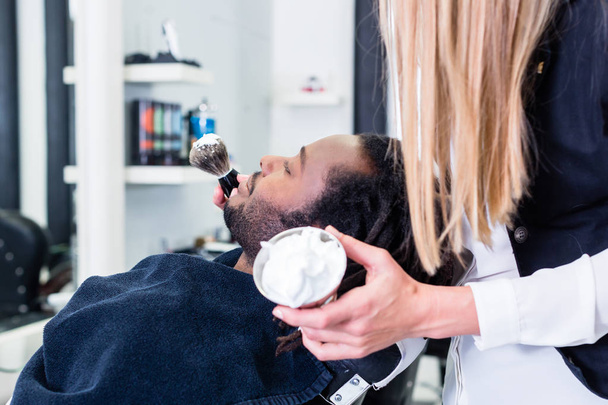 Парикмахер мыльный клиент готовится побрить его
 - Фото, изображение