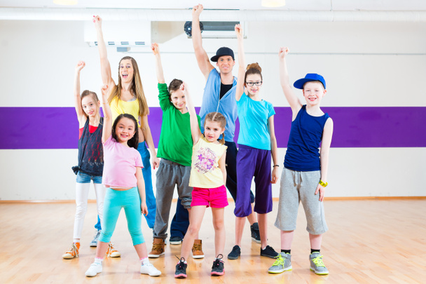 Professor de dança e crianças em aula de fitness
  - Foto, Imagem