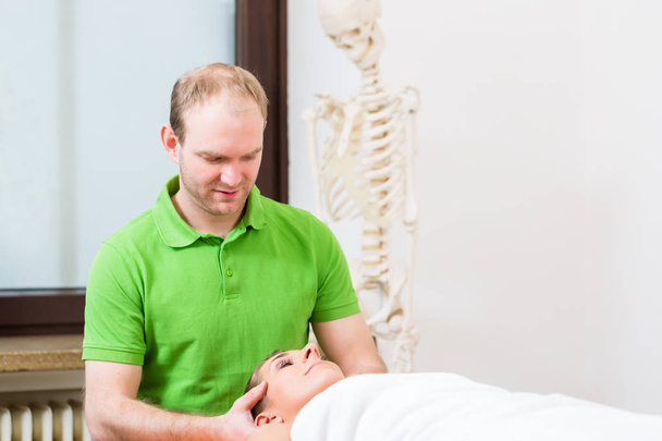 Fisioterapeuta masajear la cara de las mujeres
 - Foto, imagen