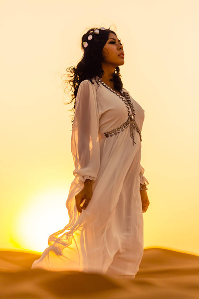 Beautiful woman in desert  - Foto, immagini