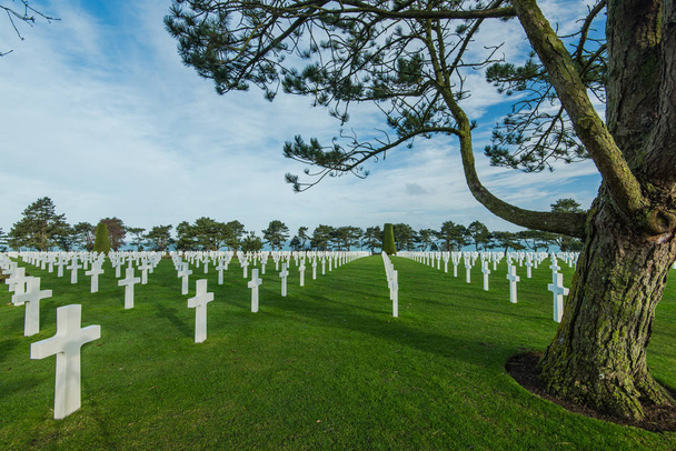 Cruces blancas en American Cemetery, Omaha Beach, Normandía, Franc
 - Foto, imagen
