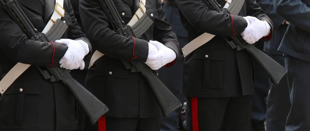 три итальянских полицейских в полной форме
 - Фото, изображение