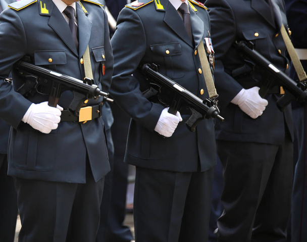 officiers italiens de la police financière en uniforme et machine
 - Photo, image