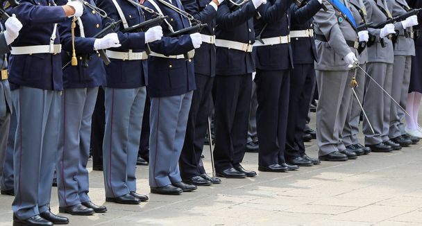 ufficiali armati della polizia italiana in uniforme durante la parata
 - Foto, immagini