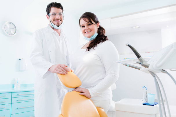 Dentysta i pielęgniarka w klinice  - Zdjęcie, obraz