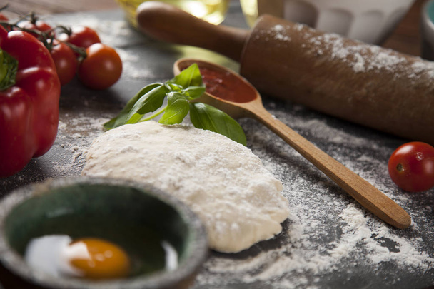 Preparazione pizza italiana fatta in casa
 - Foto, immagini