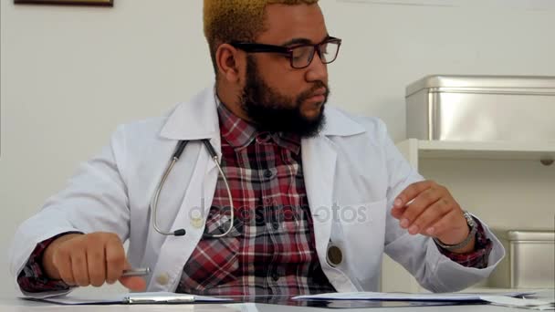 African american male doctor getting excited over phone message - Πλάνα, βίντεο