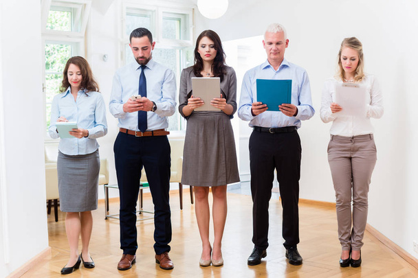 Концепция - бизнес-люди в офисе стоят в ряд
 - Фото, изображение
