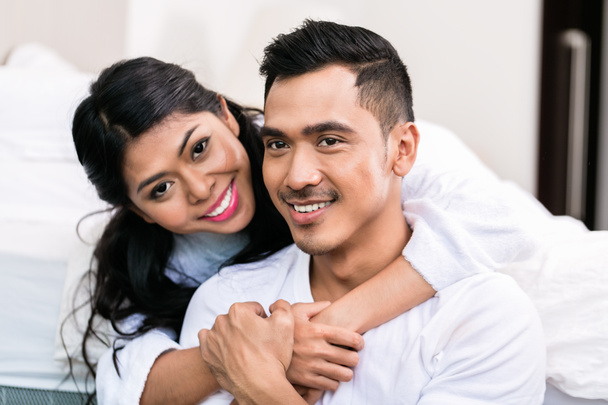 asiatico coppia abbracciare ogni altro in letto
 - Foto, immagini