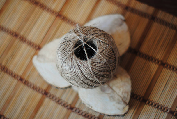 Tangle de cuerda de yute en un soporte de madera hecho a mano
 - Foto, Imagen